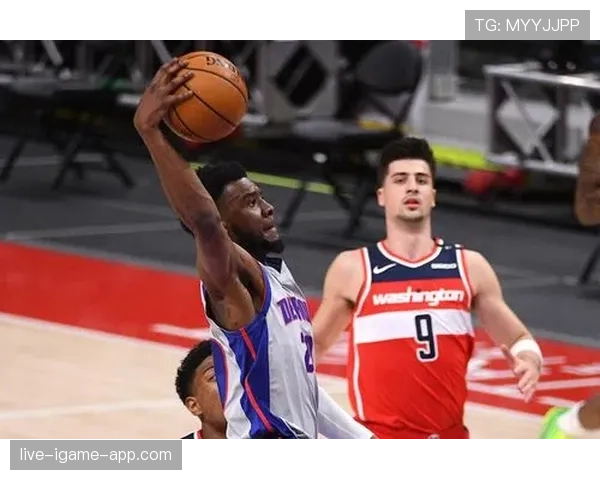 理查德森无球跑动拉开空间，三分效率优于同位置侧翼